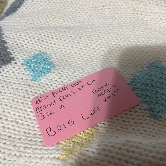 Vintage 80s knit vest blouse with a classic crew neck and geometric pattern - Picture 4 of 4